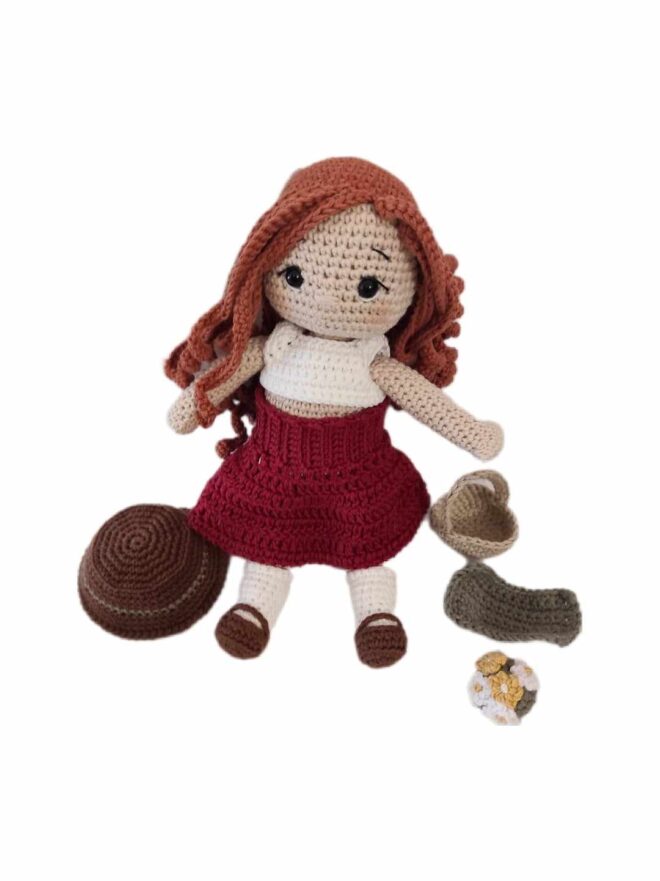 Muñeca de crochet con acesorios, juguetes sostenibles