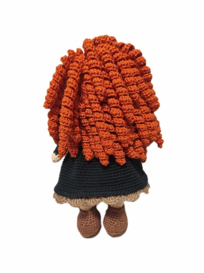 Muñeca de crochet Brave Mérida por detras